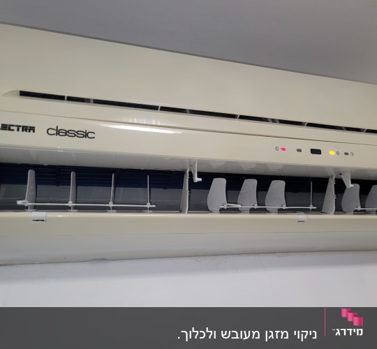 יחידת מיזוג אוויר עם תריסים פתוחים ותצוגת נורות